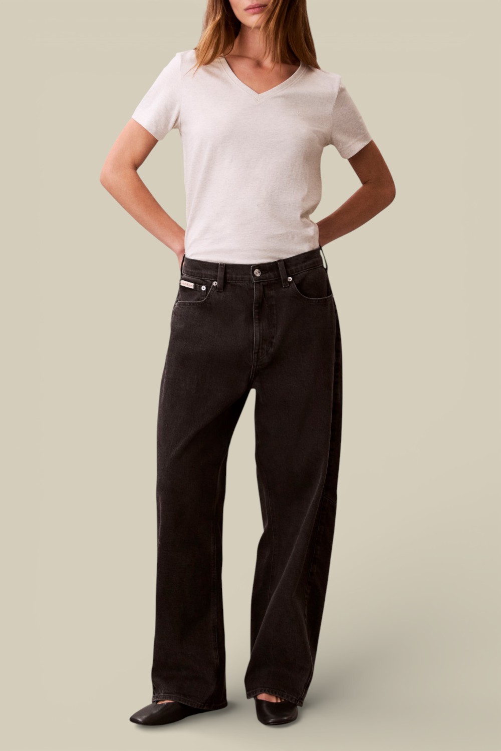 תמונת כל הלוק של חולצת טי